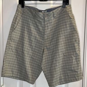 NWOT Hang Ten Men’s Stretch Fabric Grey/white checked shorts in Men’s Size 32.